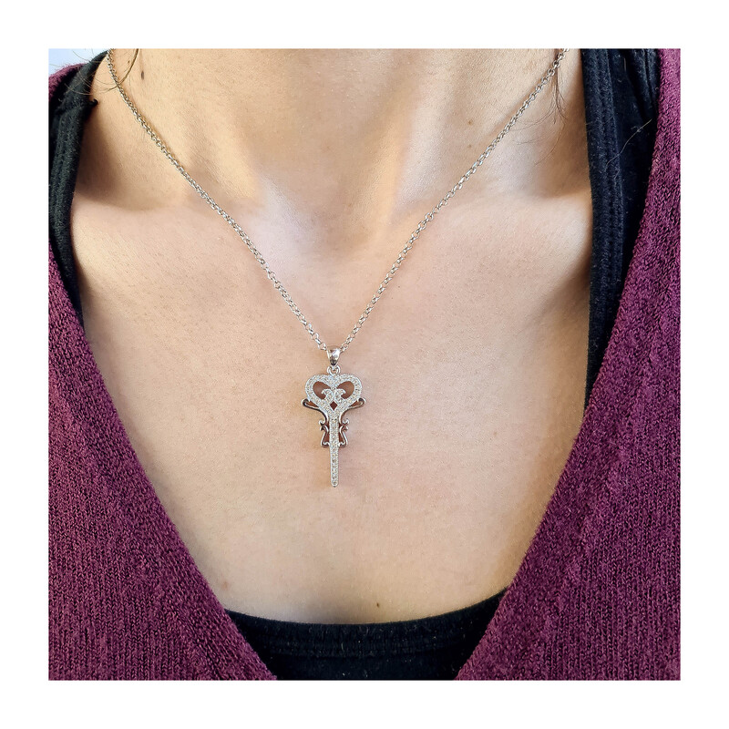 Zawieszka srebrna klucz z sercem z białymi cyrkoniami  JA838 próba 925