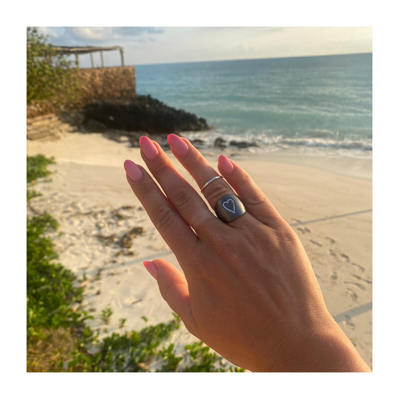 Pierścionek srebrny rutenowany szeroki z sercem z cyrkoniami JA908 RUTEN próba 925