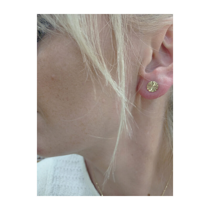 Kolczyki złote pinezka grawerowana 8 mm/sztyft AR X3E12053-DC-6 próba 585