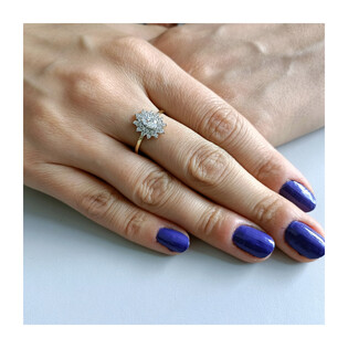 Pierścionek złoty owalna biała cyrkonia i mniejsze cyrkonie wokół DJ 368 ZIR próba 375