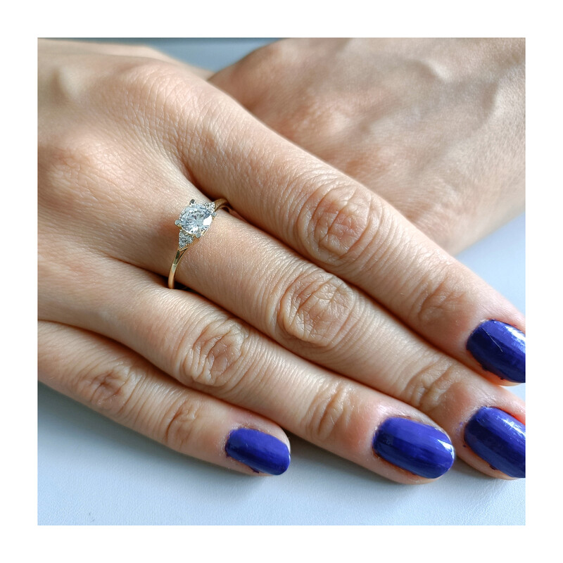 Pierścionek złoty cyrkonia w czterech łapkach i cyrkonie z boku DJ PREMIUM094M próba 585