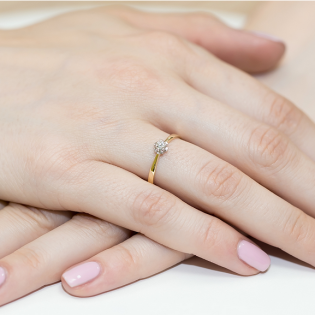 Pierścionek zaręczynowy FLOWER z diamentem i sercami BE W-053 próba 585