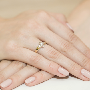 Pierścionek zaręczynowy UNICO z diamentem BE W-155-12 próba 585