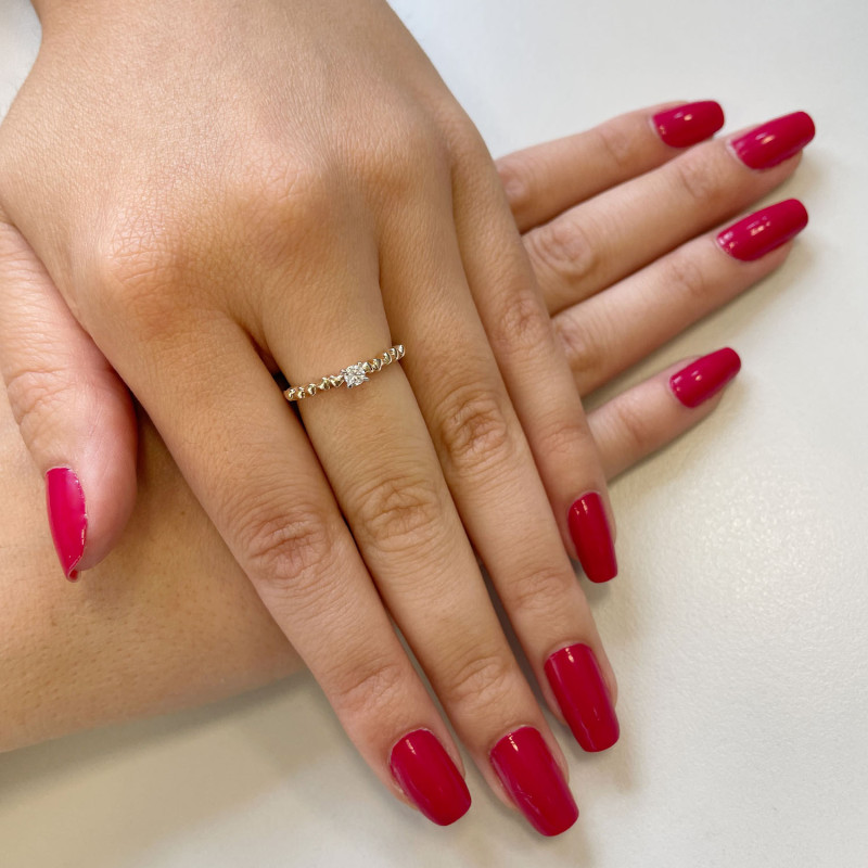 Pierścionek zaręczynowy z diamentem i sercami na obrączce NF JRI-1198 próba 375