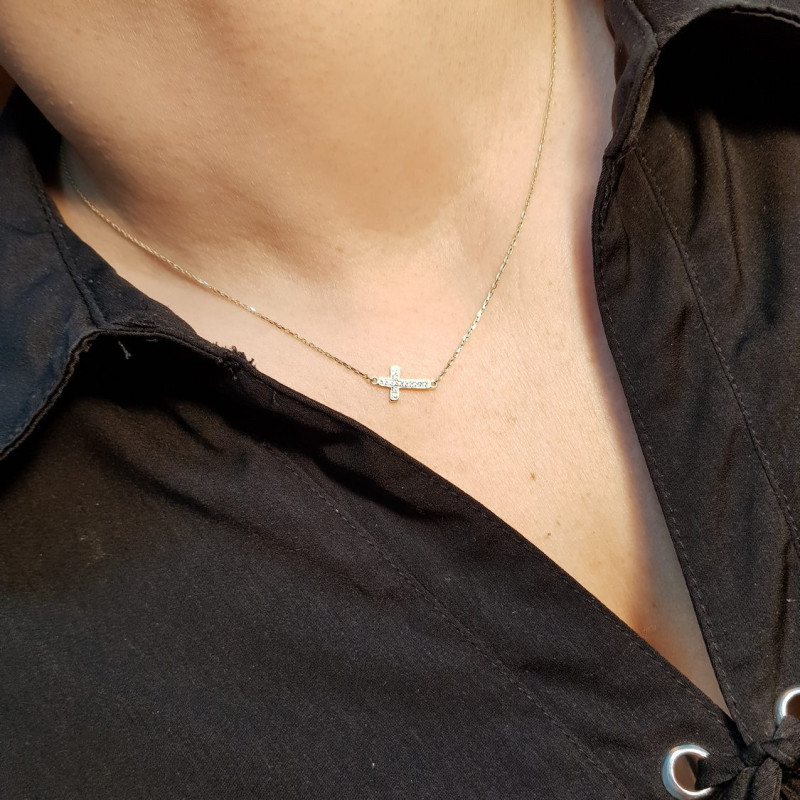 Naszyjnik złoty krzyżyk bokiem z białymi cyrkoniami, złoto próby 375