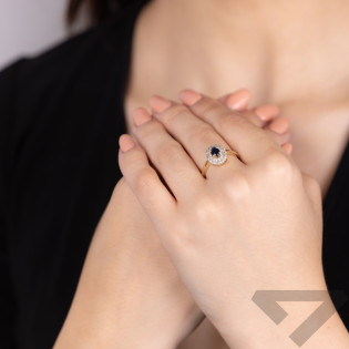 Pierścionek zaręczynowy z szafirem i białymi diamentami KU 3859-607 SA owal Markiza 2r próba 585