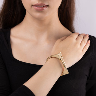 Bransoleta złota ażurowa bangla zaprezentowana na finalistce Miss Polski 2025 Weronice Lewandowskiej