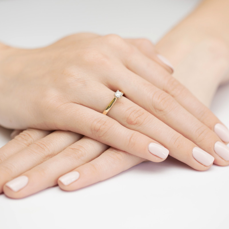 Pierścionek zaręczynowy z diamentami na szynie SOLITER próba 585