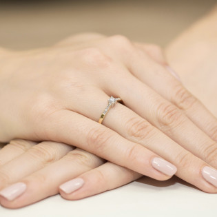 Pierścionek zaręczynowy z diamentami SOLITER BE W-382 próba 585