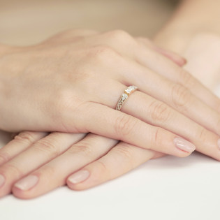 Pierścionek zaręczynowy z diamentami w ażurowej szynie próba 585