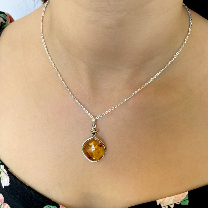 Zawieszka srebrna okrągły bursztyn miodowy w srebrnej oprawie MG 320-miodowy próba 925