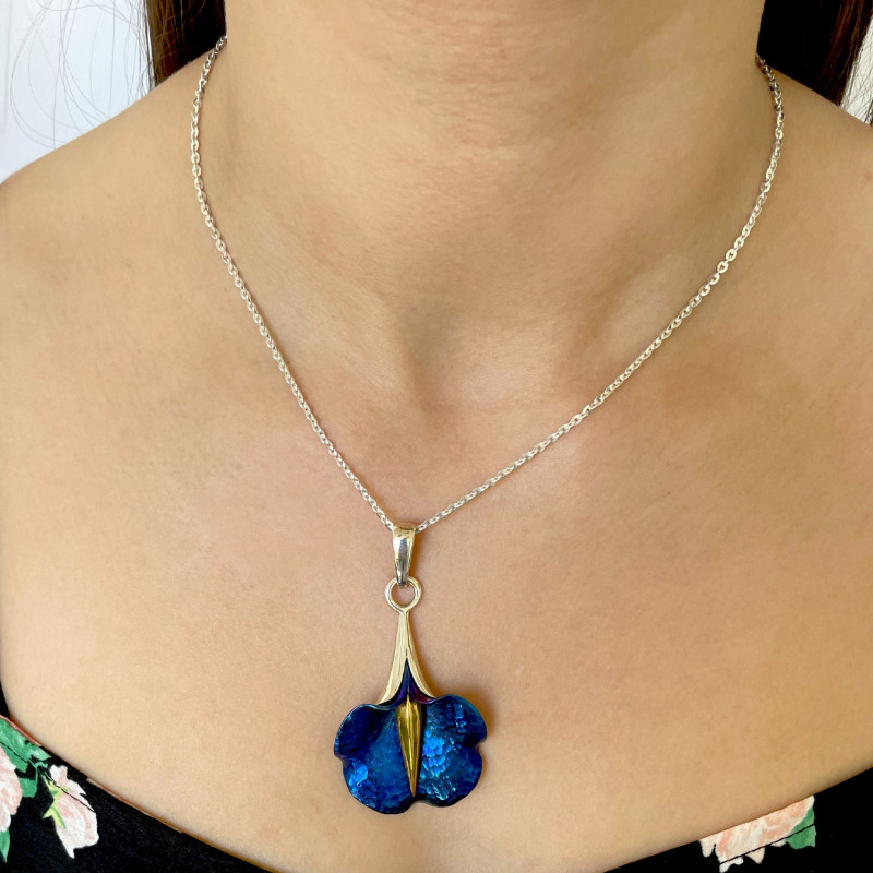 Zawieszka tytanowa kalia fala w oprawie ze srebra 925