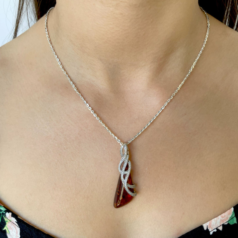 Zawieszka srebrna bursztyn koniakowy z ozdobnymi cyrkoniami PX 447 próba 925