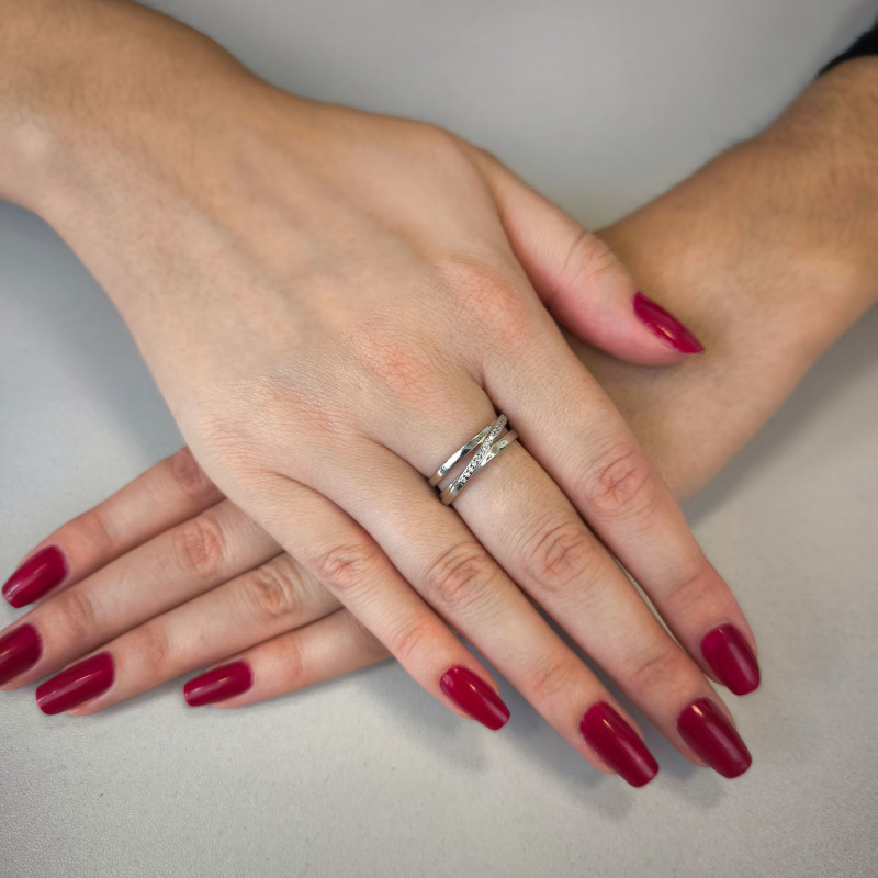 Pierścionek srebrny przeplatanka z białymi cyrkoniami AT709 próba 925