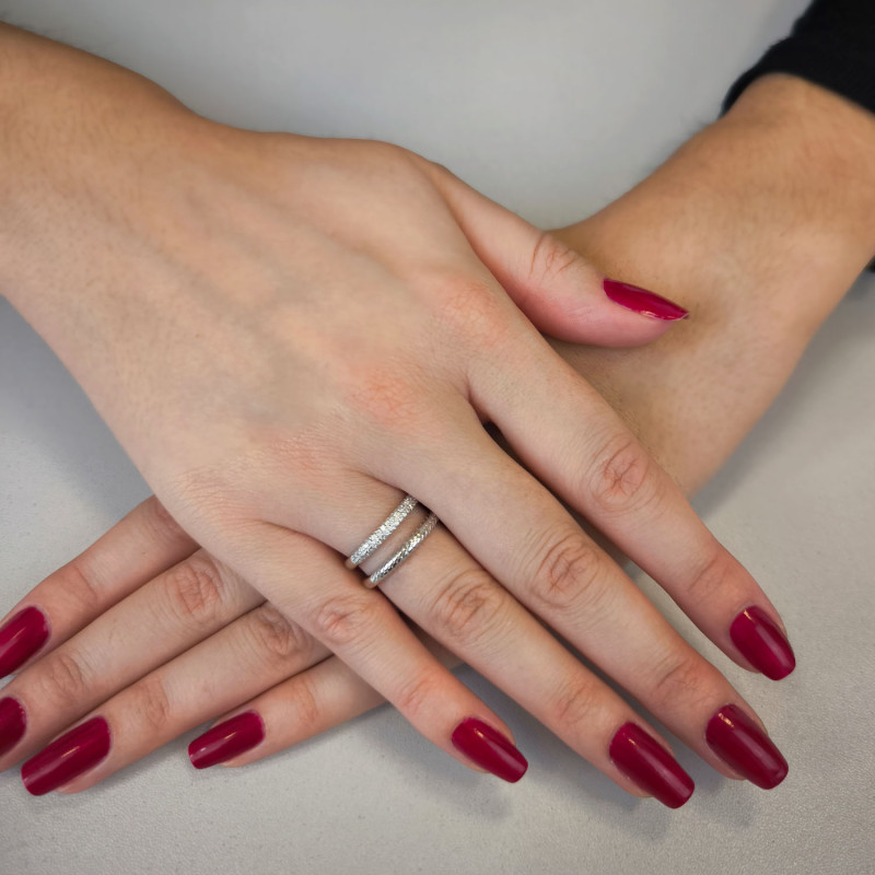 Pierścionek srebrny dzielona szyna z cyrkoniami i sznurem AT710 próba 925