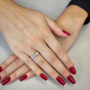 Pierścionek srebrny trzy białe cyrkonie w czterech łapkach AT712 próba 925