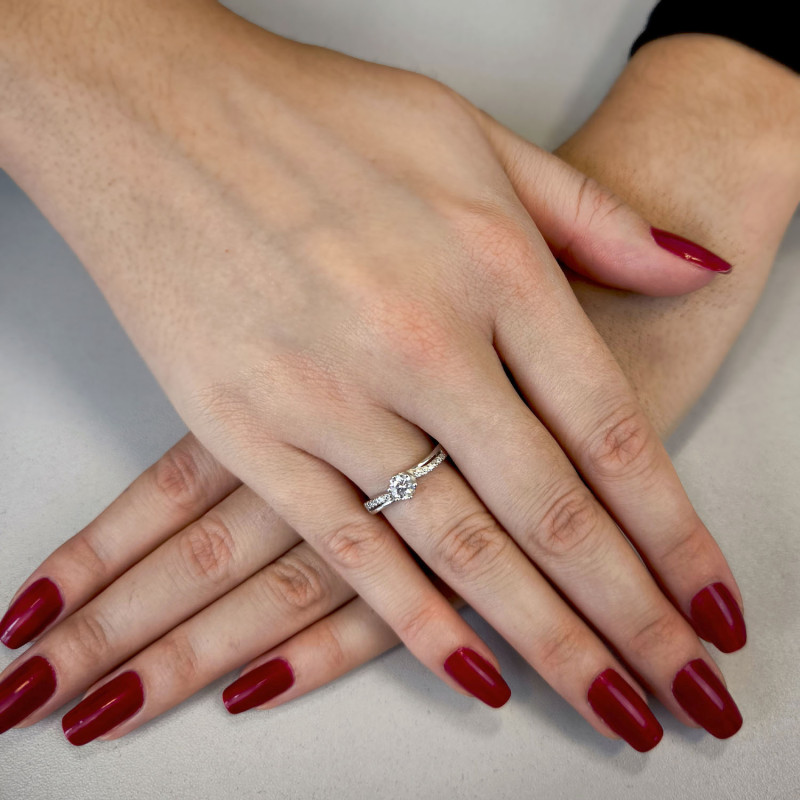 Pierścionek srebrny biała cyrkonia w sześciu łapkach AT701 próba 925