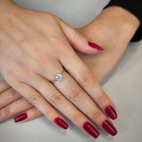 Pierścionek srebrny z białą cyrkonią zakutą w 6 łapkach/regulowany NI ANZ00018 ROD próba 925