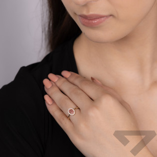 Pierścionek złoty z jasno-różową owalną cyrkonią