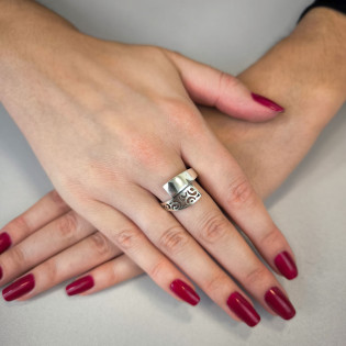 Pierścionek srebrny gładki i ażurowy prostokąt zachądzący na siebie SZ158 próba 925