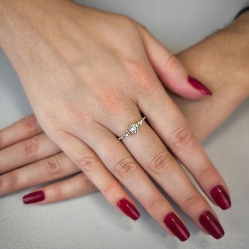 Pierścionek zaręczynowy NOBLE z białymi diamentami TK 20089 próba 375