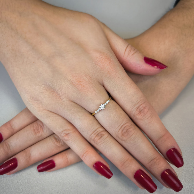 Pierścionek zaręczynowy NOBLE z białymi diamentami TK 20095 próba 375