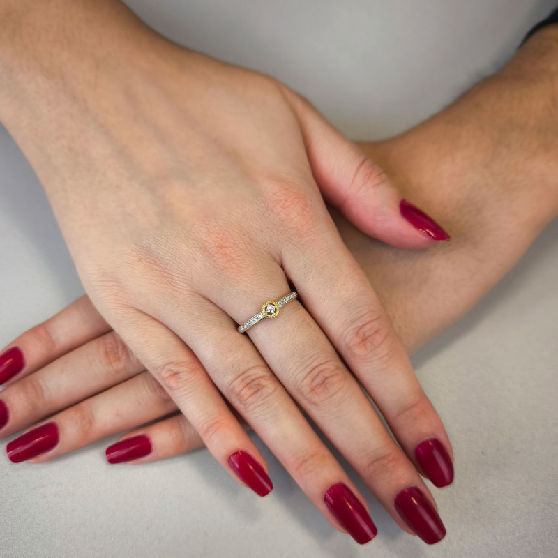 Pierścionek zaręczynowy diament w kole i diamenty w szynie TK 20384 koło próba 375