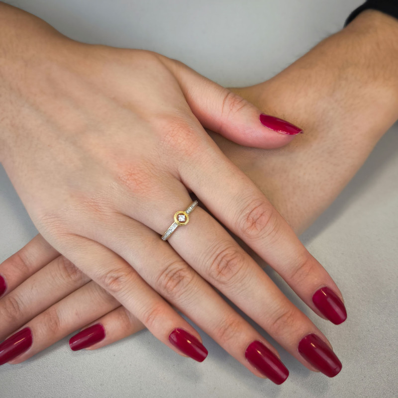 Pierścionek zaręczynowy z diamentem w kole i diamentami w szynie TK 20386 owal próba 375