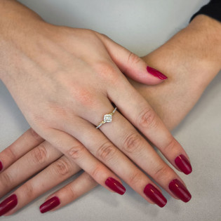 Pierścionek zaręczynowy z białymi diamentami 20389 square próba 375