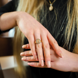 Pierścionek złoty z szampańskimi diamentami zaprezentowany na Miss Spain Luna Negrín