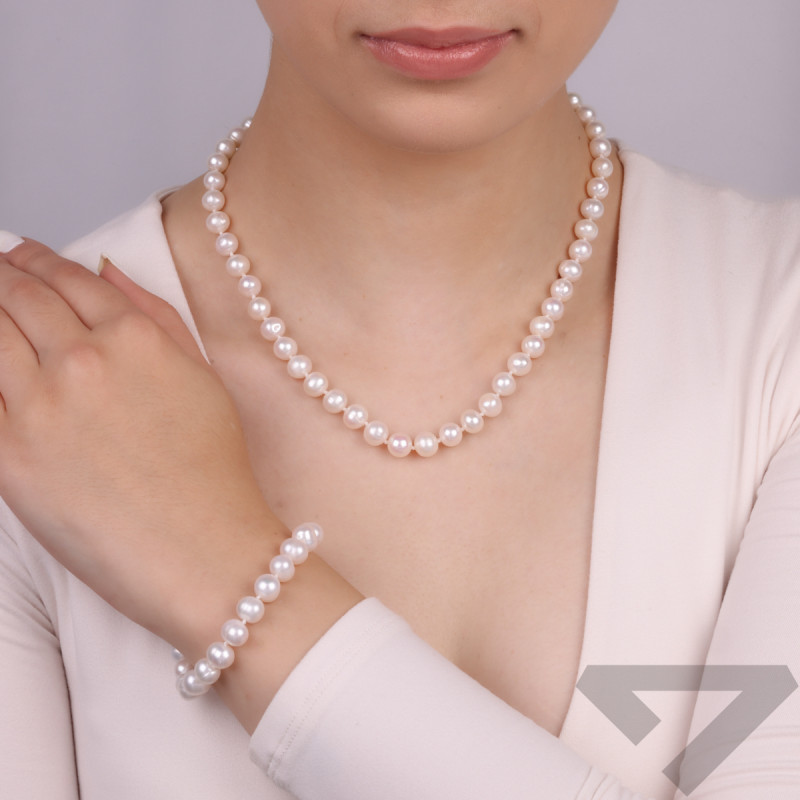 Bransoleta z perłami zaprezentowana na finalistce Miss Polski 2025 Julii Uchońskiej