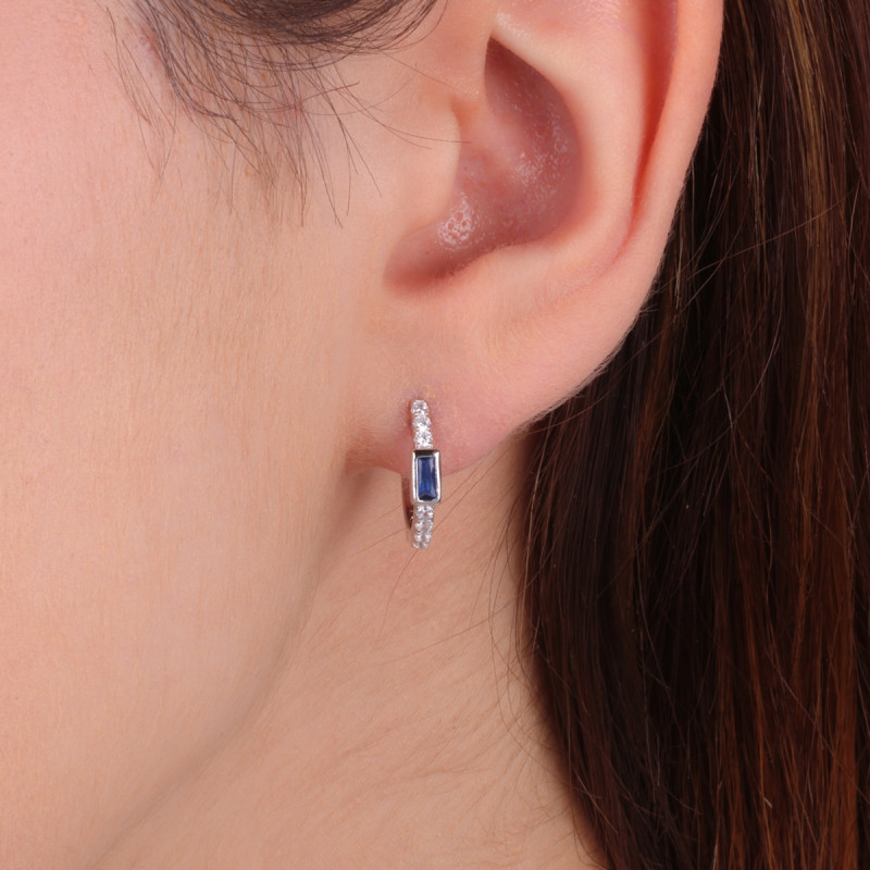 Srebrne kolczyki kółka z szafirową cyrkonią pr. 925 - JubilerSezam.pl