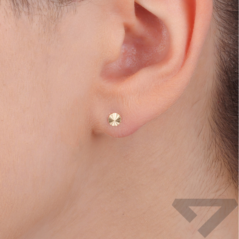 Kolczyki złote pinezka z grawerem 4 mm