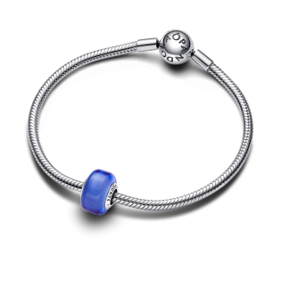 Mały charms Pandora z niebieskiego szkła Murano 793105C00