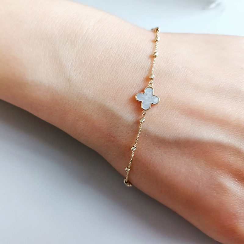 Bransoleta złota koniczyna z białą masą perłową i grawerowane kulki AR CABLE1B-0446-DC-AC próba 585