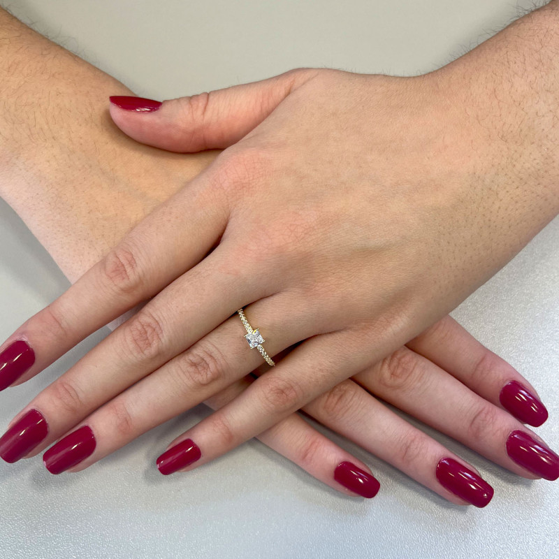 Pierścionek pozłacany kwadratowa cyrkonia i cyrkonie w szynie AT790 GOLD próba 925