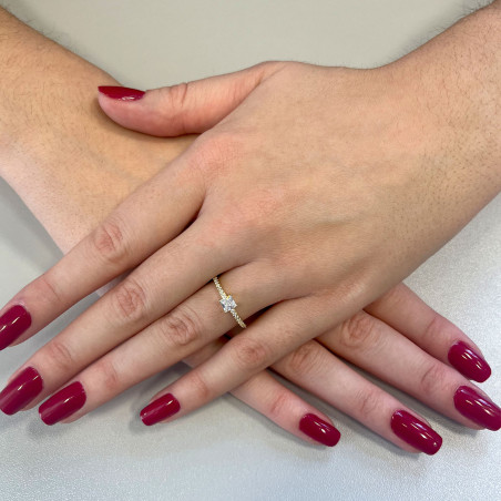 Pierścionek pozłacany kwadratowa cyrkonia i cyrkonie w szynie AT790 GOLD próba 925