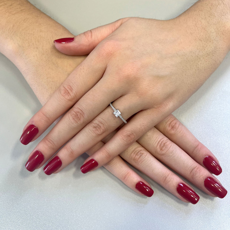 Pierścionek srebrny kwadratowa cyrkonia i cyrkonie w szynie AT790 ROD próba 925