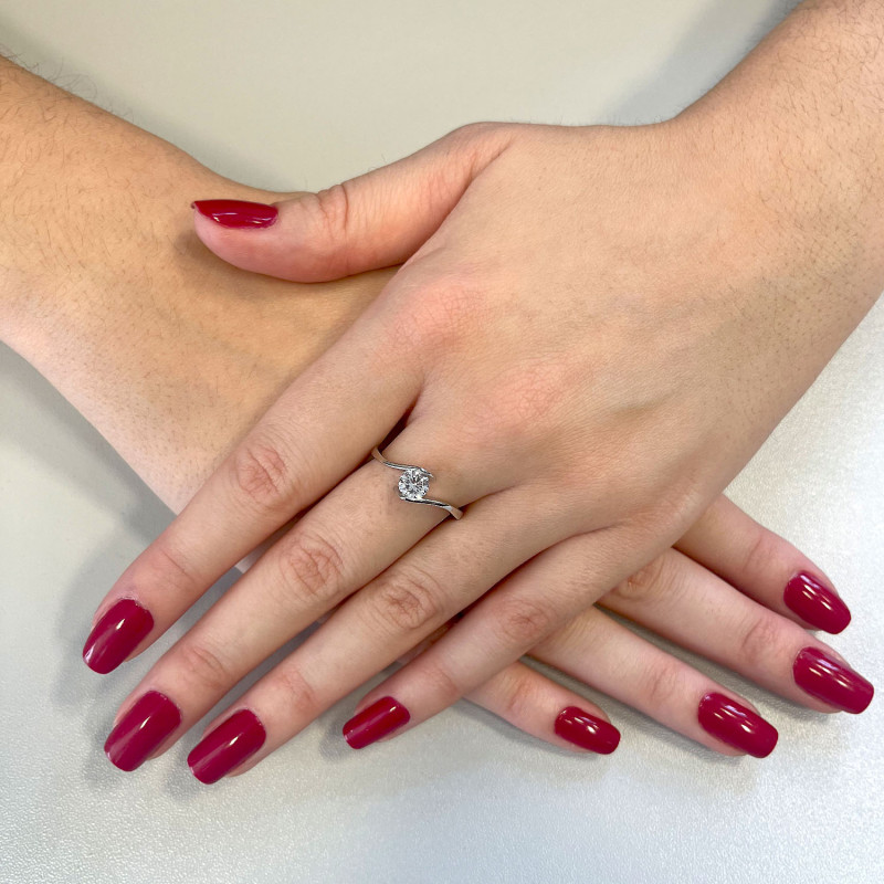 Pierścionek srebrny biała cyrkonia otulona szyną AT807 próba 925