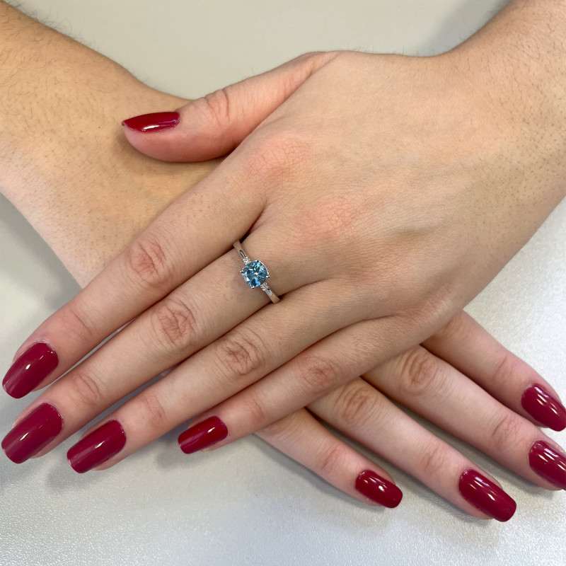 Pierścionek zaręczynowy z niebieskim topazem i diamentami BE W-003 TO CUSHION b.złoto próba 585