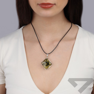 Zawieszka srebrna zielony bursztyn w formie rombu AG MG 369-zielony próba 925