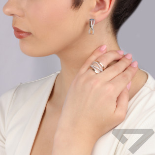 Pierścionek srebrny fale zaprezentowany przez Miss Australia Krysta Summa Heath