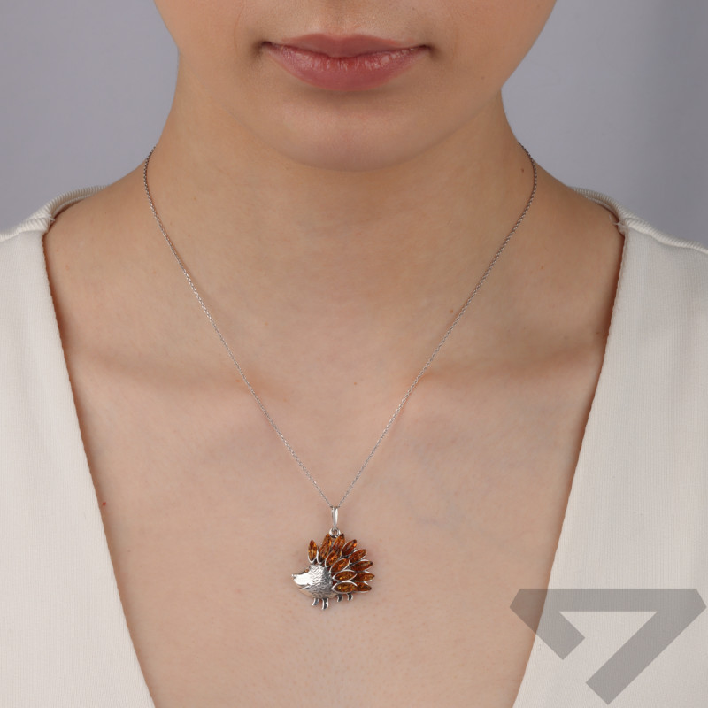 Wisiorek srebrny jeż z bursztynem koniakowym, próba 925