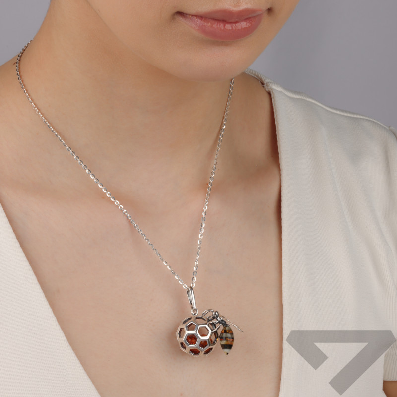 Zawieszka srebrna pszczoła z plastrem miodu z bursztynem FI SN1415-A-koniak-mleczny próba 925