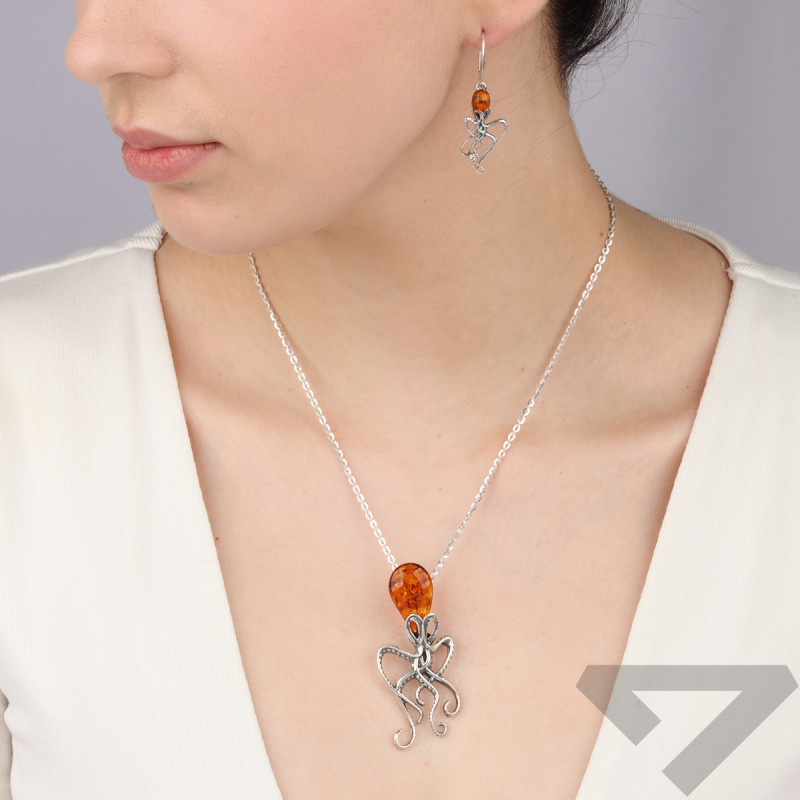 Zawieszka srebrna ośmiornica z bursztynem FI SF1386-S-koniakowy próba 925