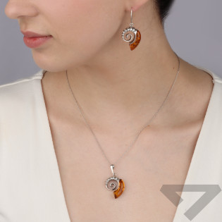 Srebrne kolczyki muszelki z bursztynem koniakowym - JubilerSezam.pl