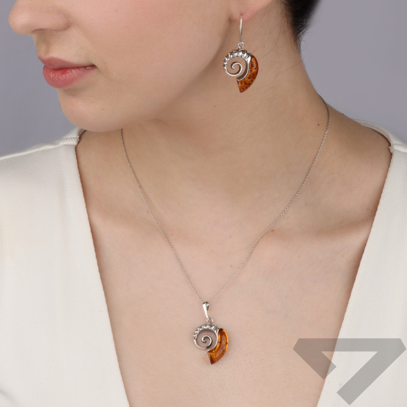 Srebrne kolczyki muszelki z bursztynem koniakowym - JubilerSezam.pl