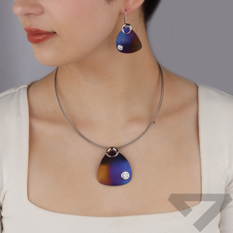 Naszyjnik srebrny trójkąt obły z tytanem i cyrkonią A6 09472563-01 próba 925