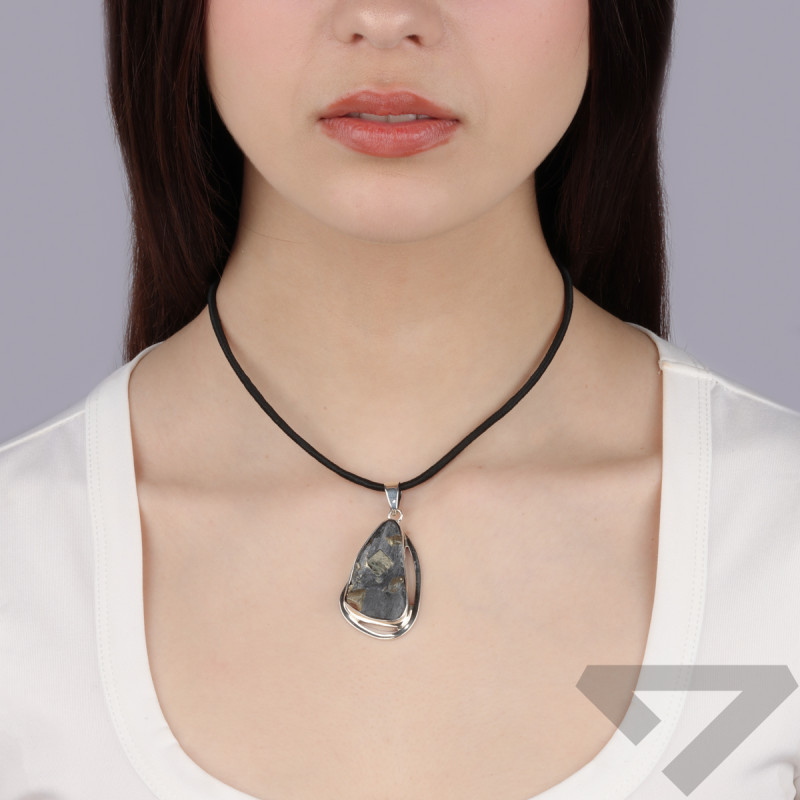 Naszyjnik srebrny łupek z pirytem na czarnym sznurku GX-pir-13 sznurek próba 925