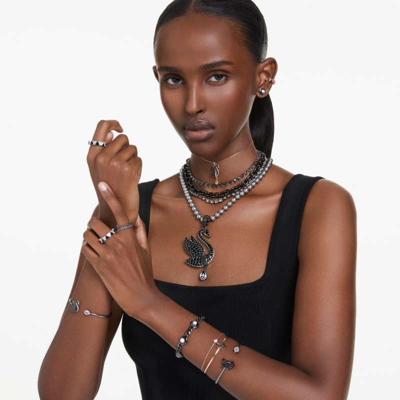 Wisiorek Swarovski Swan 5678045